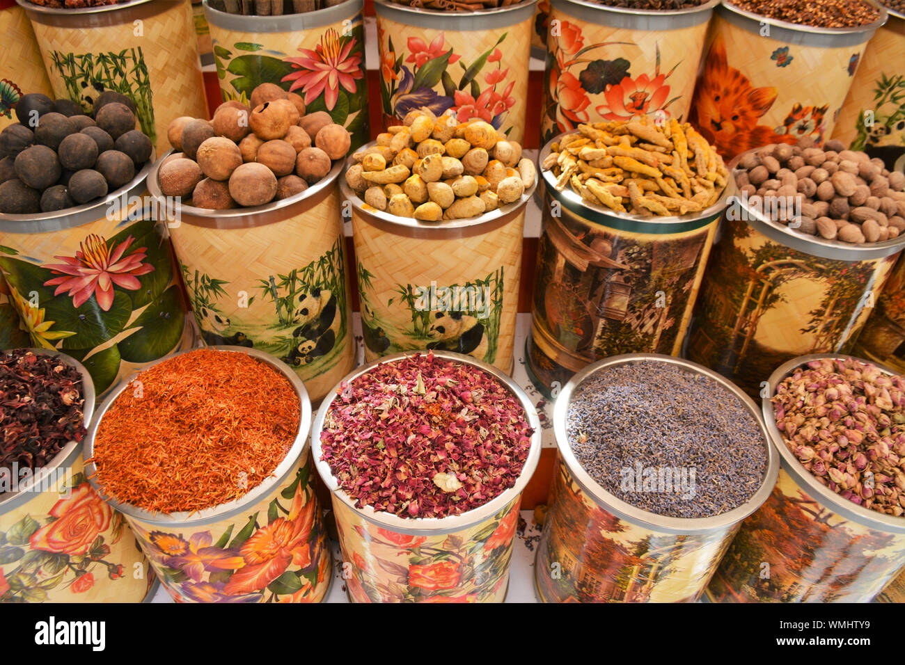 Un display di spezie e aromi al the spice souk di Dubai Foto Stock