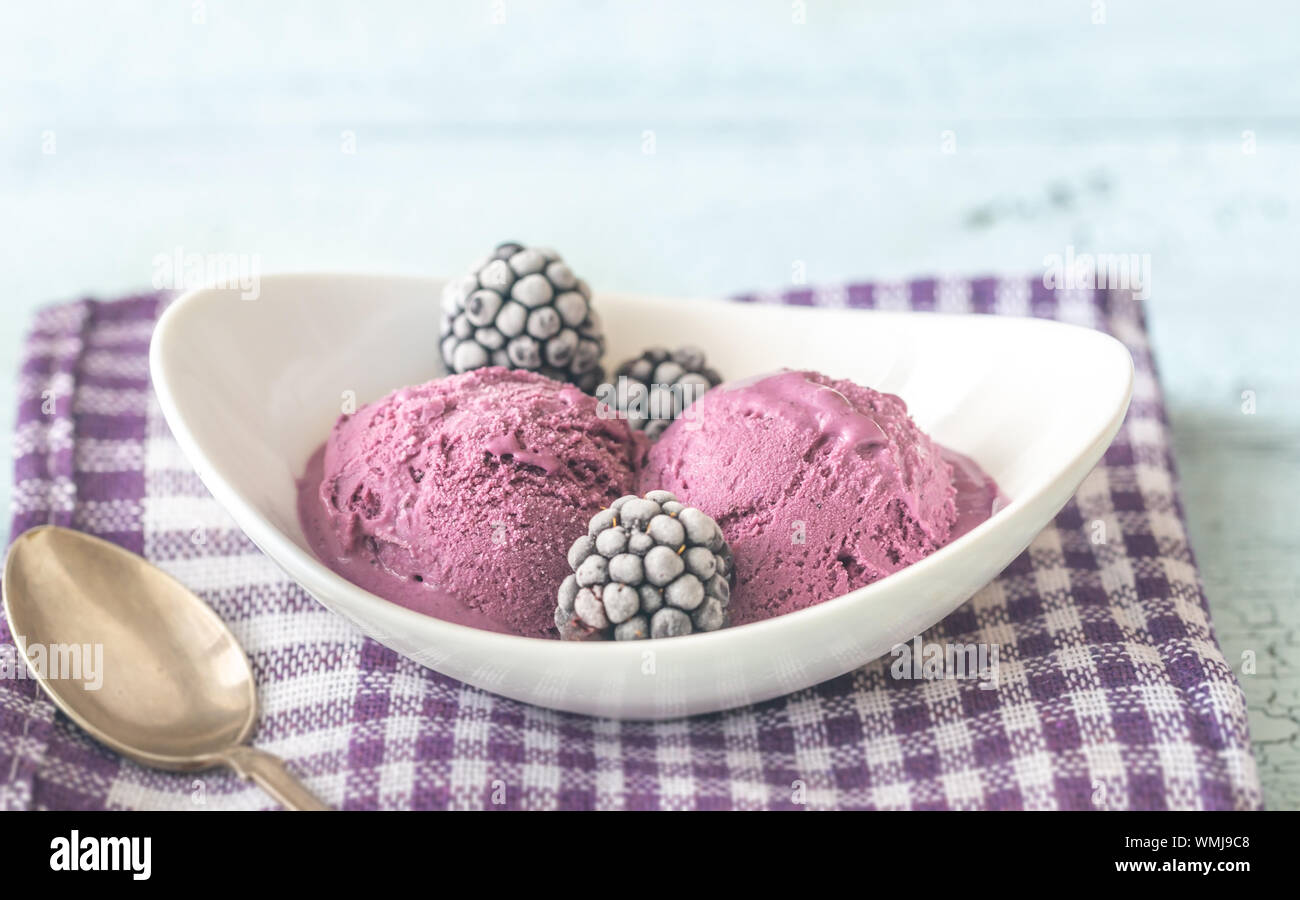 Ciotola di blackberry lavanda di gelati Foto Stock