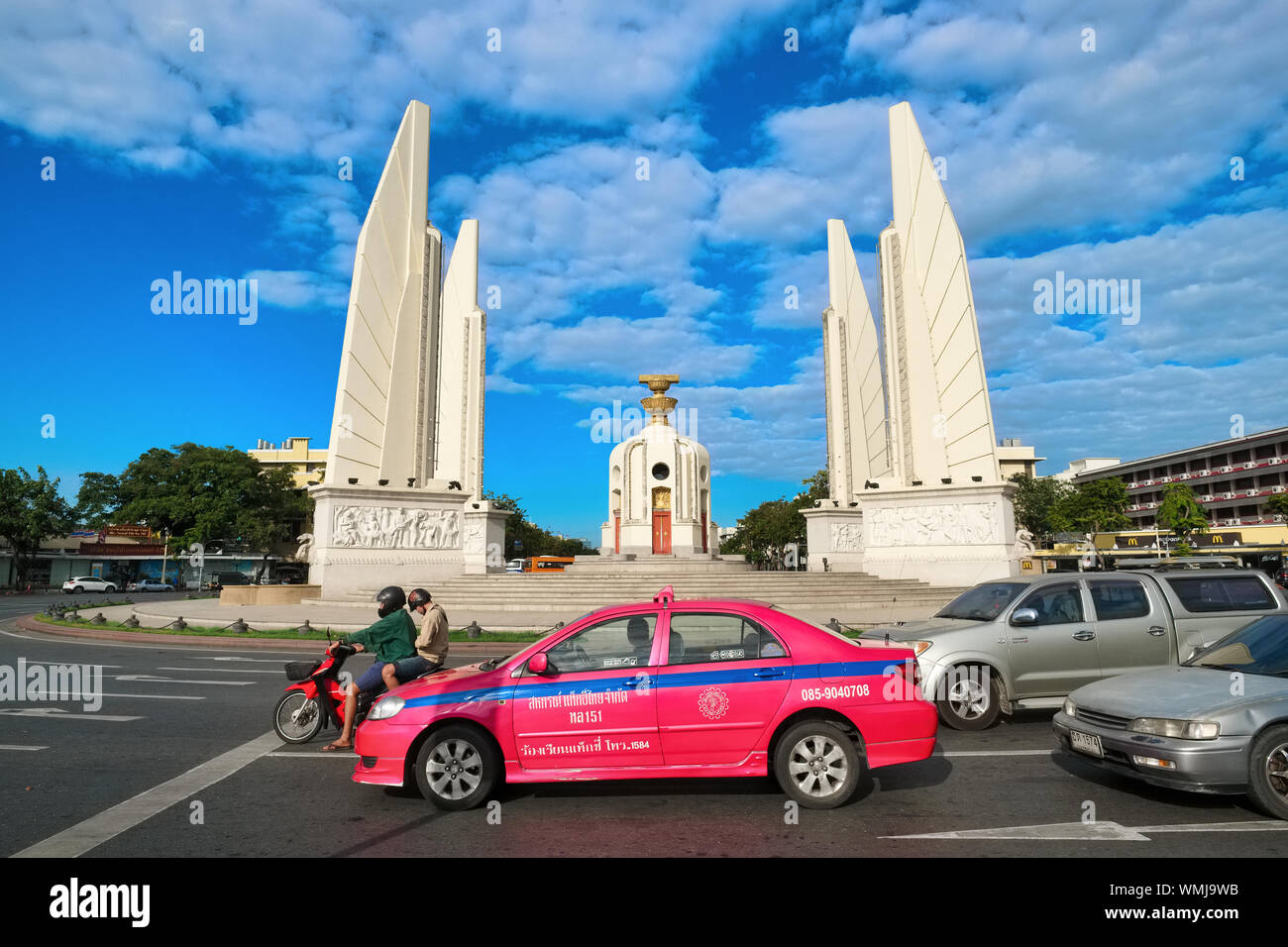 La democrazia è il monumento di Ratchadamnoen Avenue, Bangkok, Thailandia, per commemorare la fine della monarchia assoluta e l'inizio della democrazia nel 1932 Foto Stock