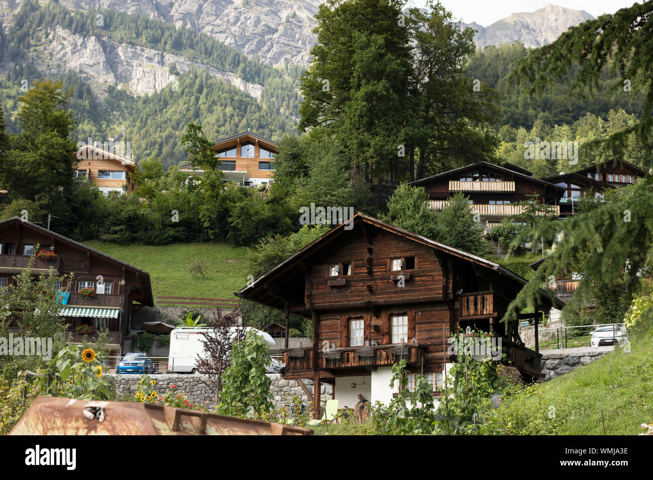 Architettura tradizionale sulle case che portano il Rothorn montagna sopra la città di Brienz, Svizzera, nell'Oberland bernese. Foto Stock