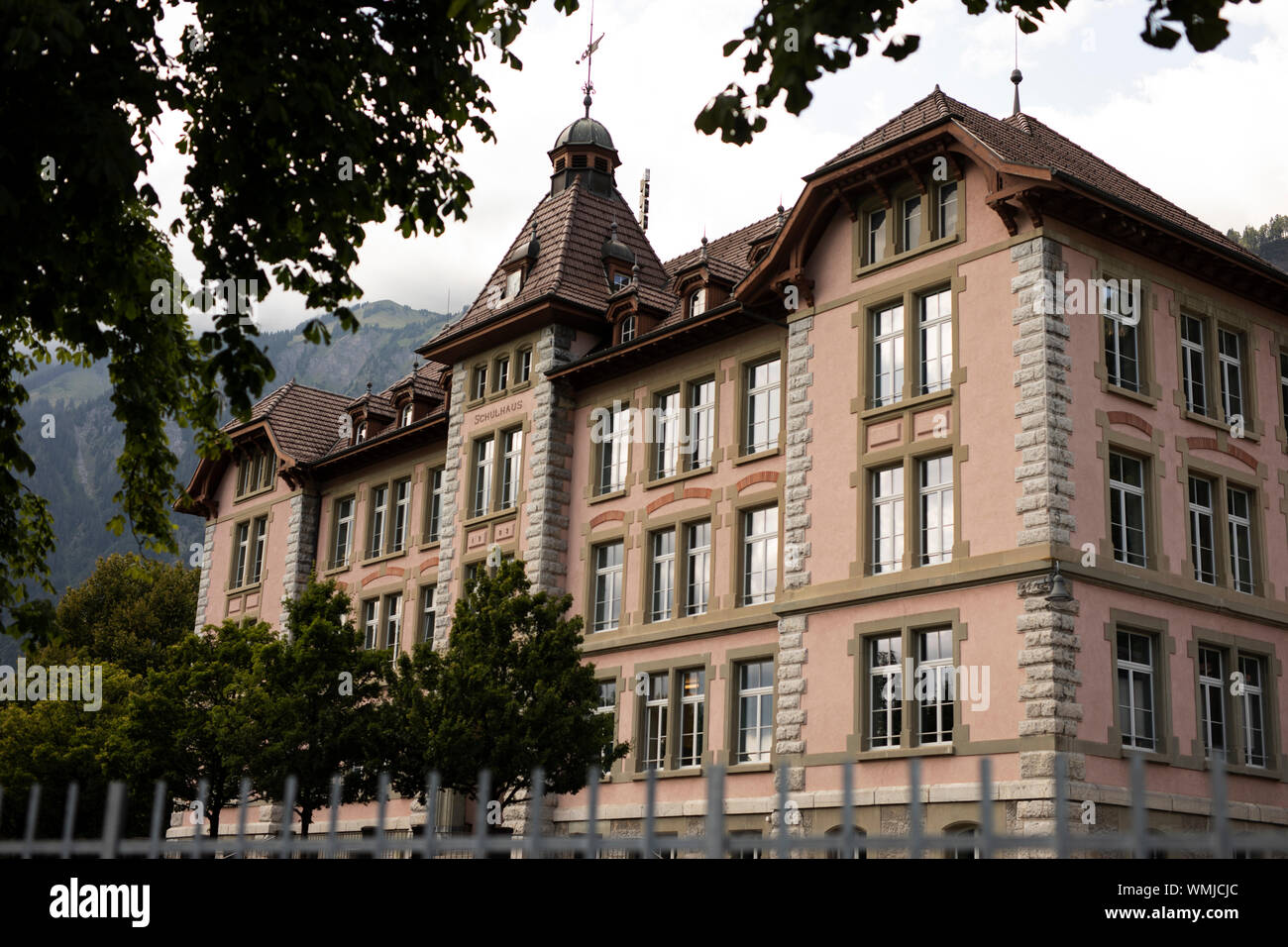 La scuola secondaria del villaggio in Schulhausstrasse a Brienz, Svizzera. Foto Stock