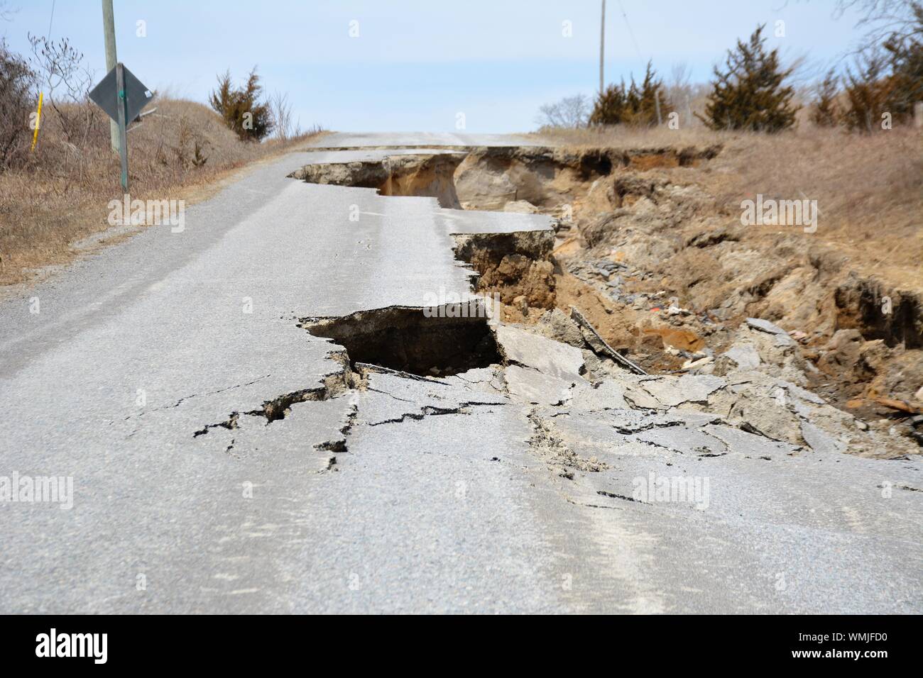 Strada distrutta da erosione dovuta alla molla del disgelo e run off Foto Stock