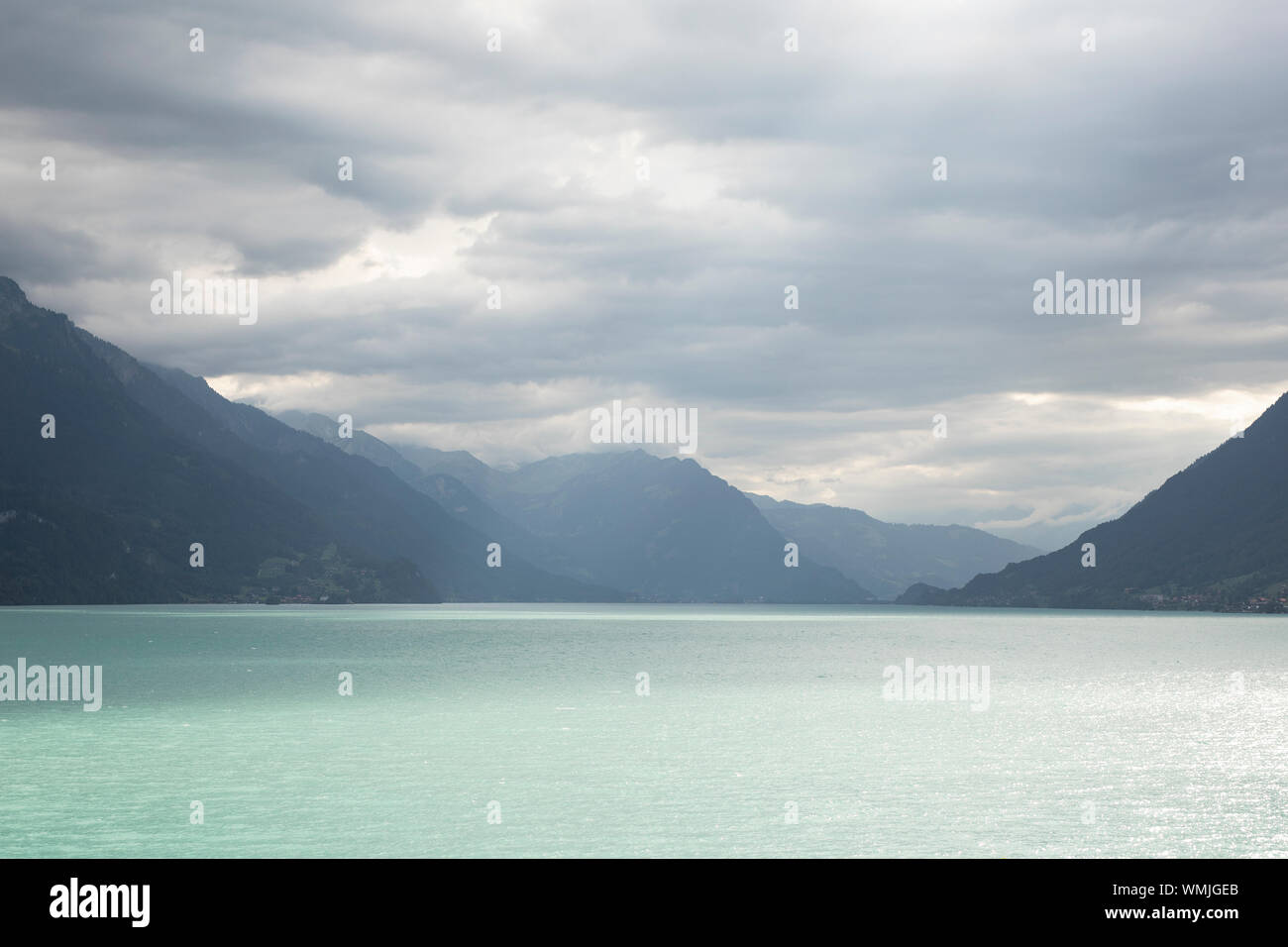 Drammatica nuvole sopra le Alpi svizzere e il Lago di Brienz nella città di Brienz, Oberland bernese, Svizzera. Foto Stock