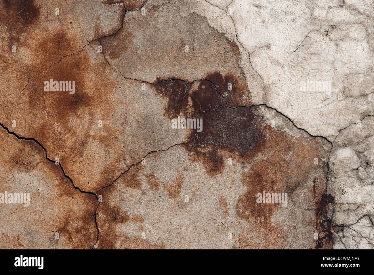 Incrinato intonaco della parete in cemento. Brown in scaglie di stucco rovinato facciata abbandonati. Addolorato sporco sullo sfondo. Abstract architettura grunge background. Foto Stock