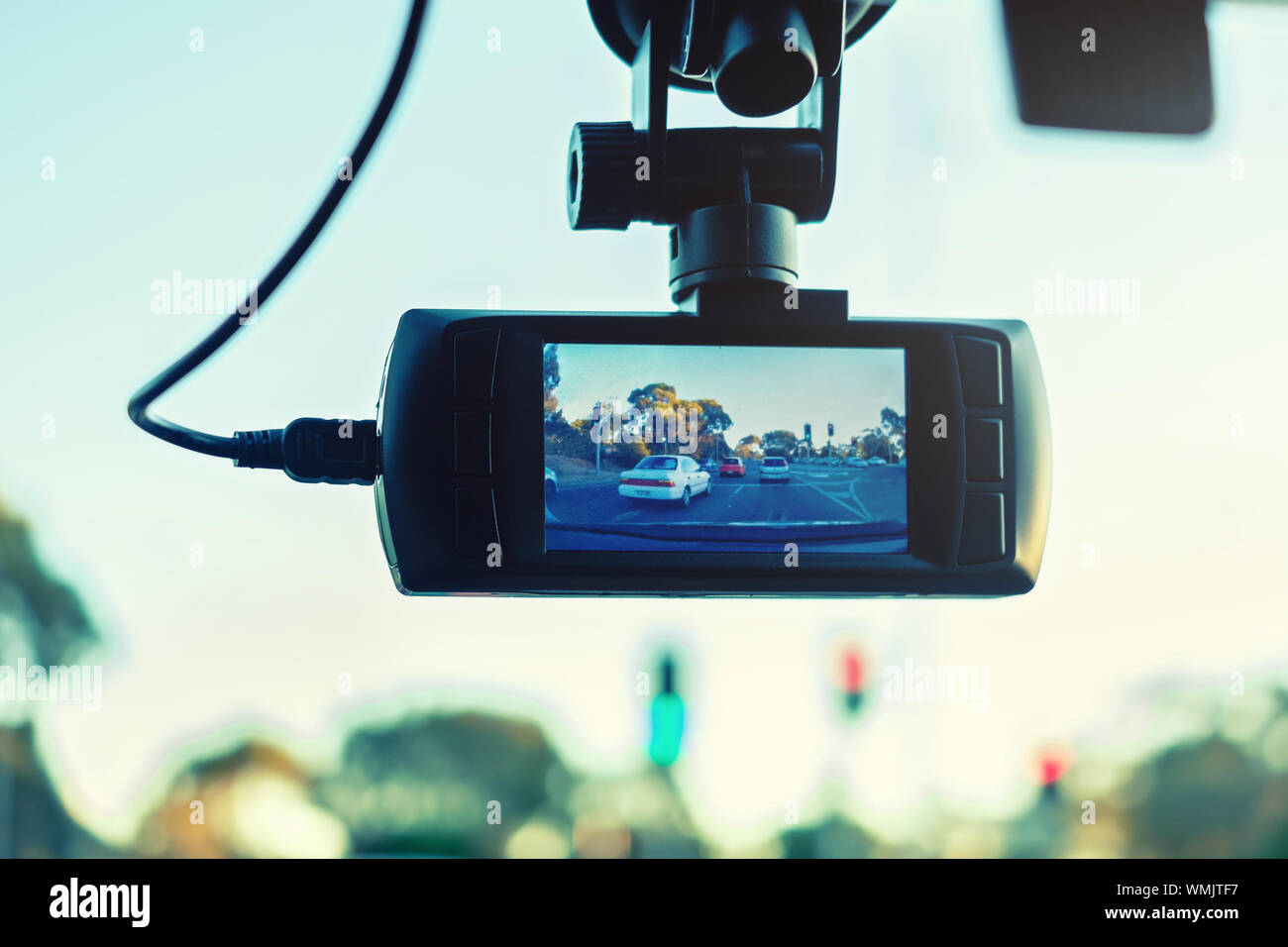 Cruscotto telecamera in azione installata sul parabrezza per auto Foto Stock