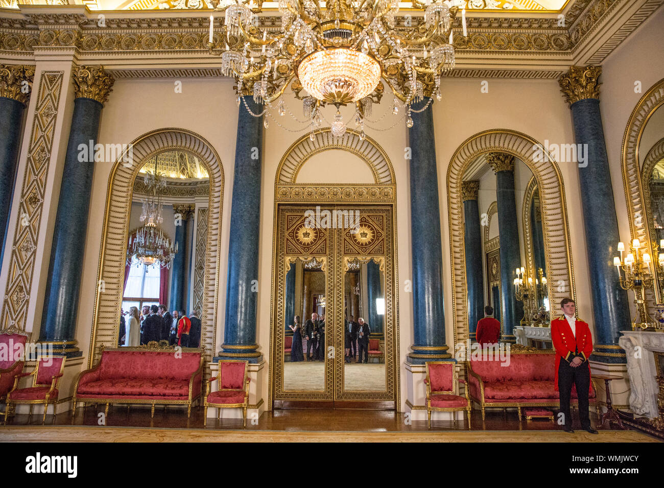 HRM Queen Elizabeth II, con il presidente Donald Trump line up per il banchetto di stato formale di fotografia di gruppo, Buckingham Palace, London, Regno Unito Foto Stock