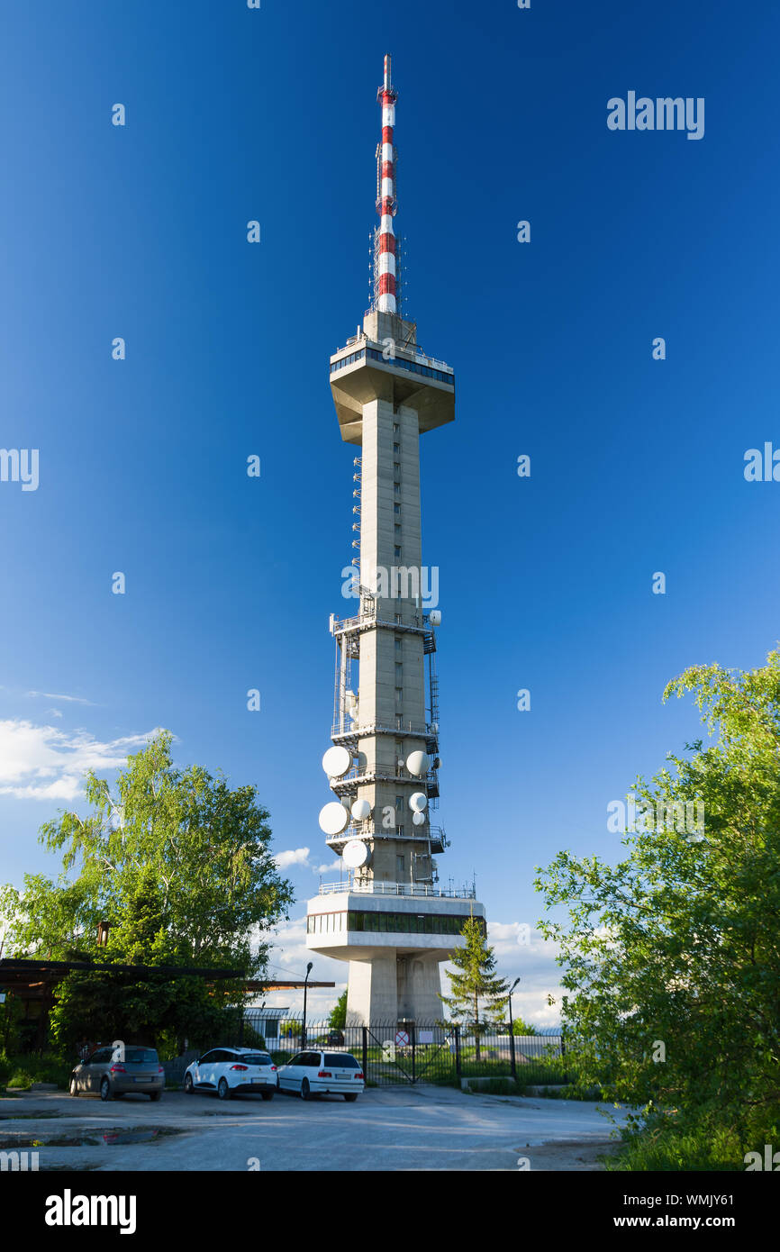 La torre della televisione su una collina Kopitoto in montagna Vitosha vicino a Sofia, Bulgaria. Foto Stock