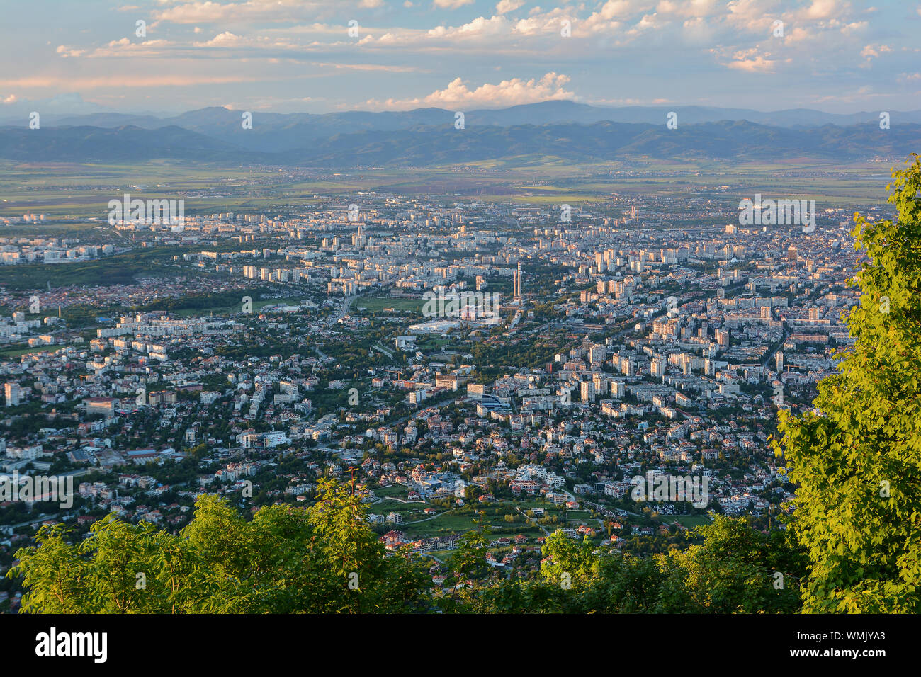 Vista della città di Sofia a luce diurna. Vista dalla collina Kopitoto, montagna Vitosha, Bulgaria. Foto Stock