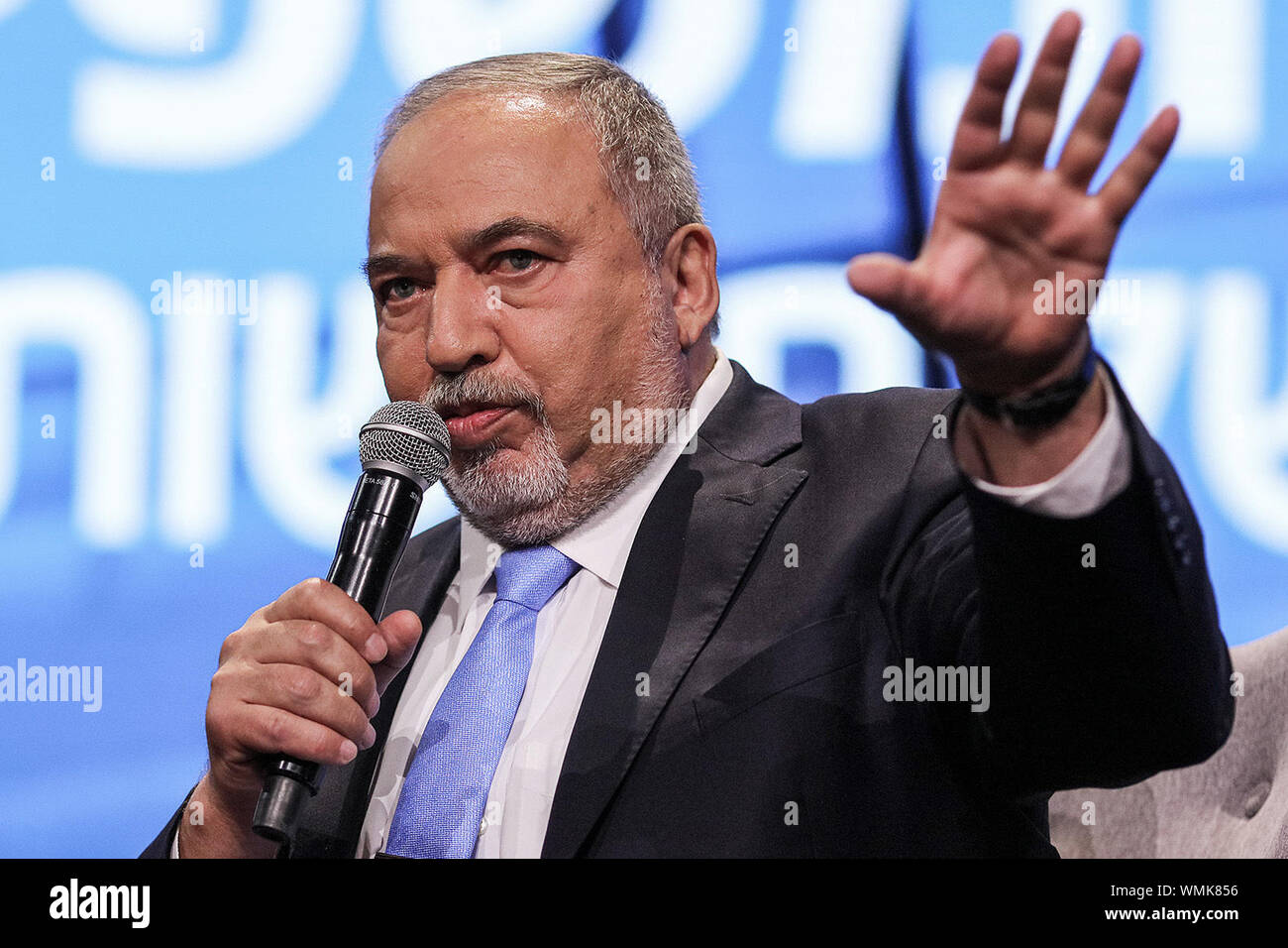 Tel Aviv, Israele. 05 Sep, 2019. L'ex Ministro della difesa di Israele Avigdor Liberman, parla in corrispondenza del canale 12 News Conferenza a Tel Aviv. Credito: Ilia Yefimovich/dpa/Alamy Live News Foto Stock