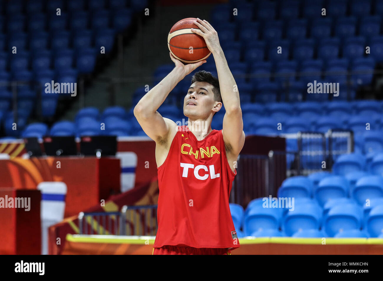 In Guangzhou, la Cina della provincia di Guangdong. 5 Sep, 2019. Abudushalamu della Cina germogli durante un corso di formazione presso la FIBA World Cup 2019 in Guangzhou, Cina del sud della provincia di Guangdong, Sett. 5, 2019. Credito: Pan Yulong/Xinhua/Alamy Live News Foto Stock