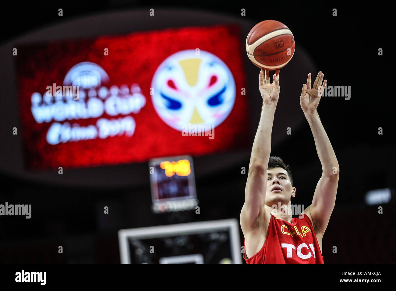 In Guangzhou, la Cina della provincia di Guangdong. 5 Sep, 2019. Abudushalamu della Cina germogli durante un corso di formazione presso la FIBA World Cup 2019 in Guangzhou, Cina del sud della provincia di Guangdong, Sett. 5, 2019. Credito: Pan Yulong/Xinhua/Alamy Live News Foto Stock