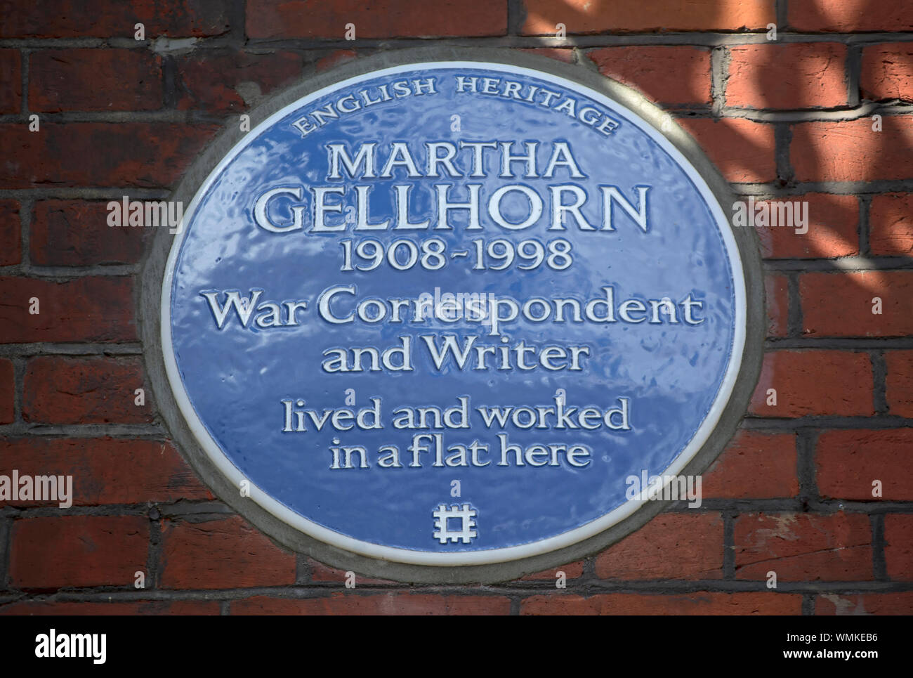 English Heritage targa blu segnando una casa del corrispondente di guerra e scrittore martha gellhorn, cadogan square, a Chelsea, Londra, Inghilterra Foto Stock