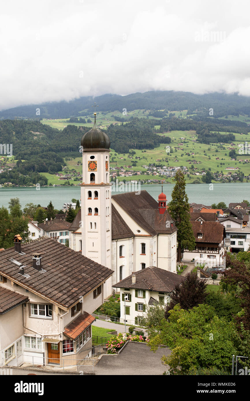 La parrocchia cattolica e la chiesa di pellegrinaggio nella città di Sachseln sul lago Sarnen (Sarnersee) nel cantone di Obvaldo in Svizzera. Foto Stock