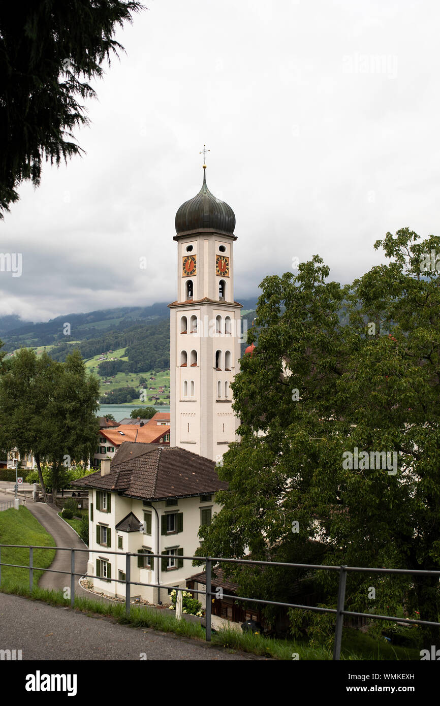 La parrocchia cattolica e la chiesa di pellegrinaggio nella città di Sachseln sulla Sarnersee (Lago Sarnen) nel cantone di Obwalden in Svizzera. Foto Stock