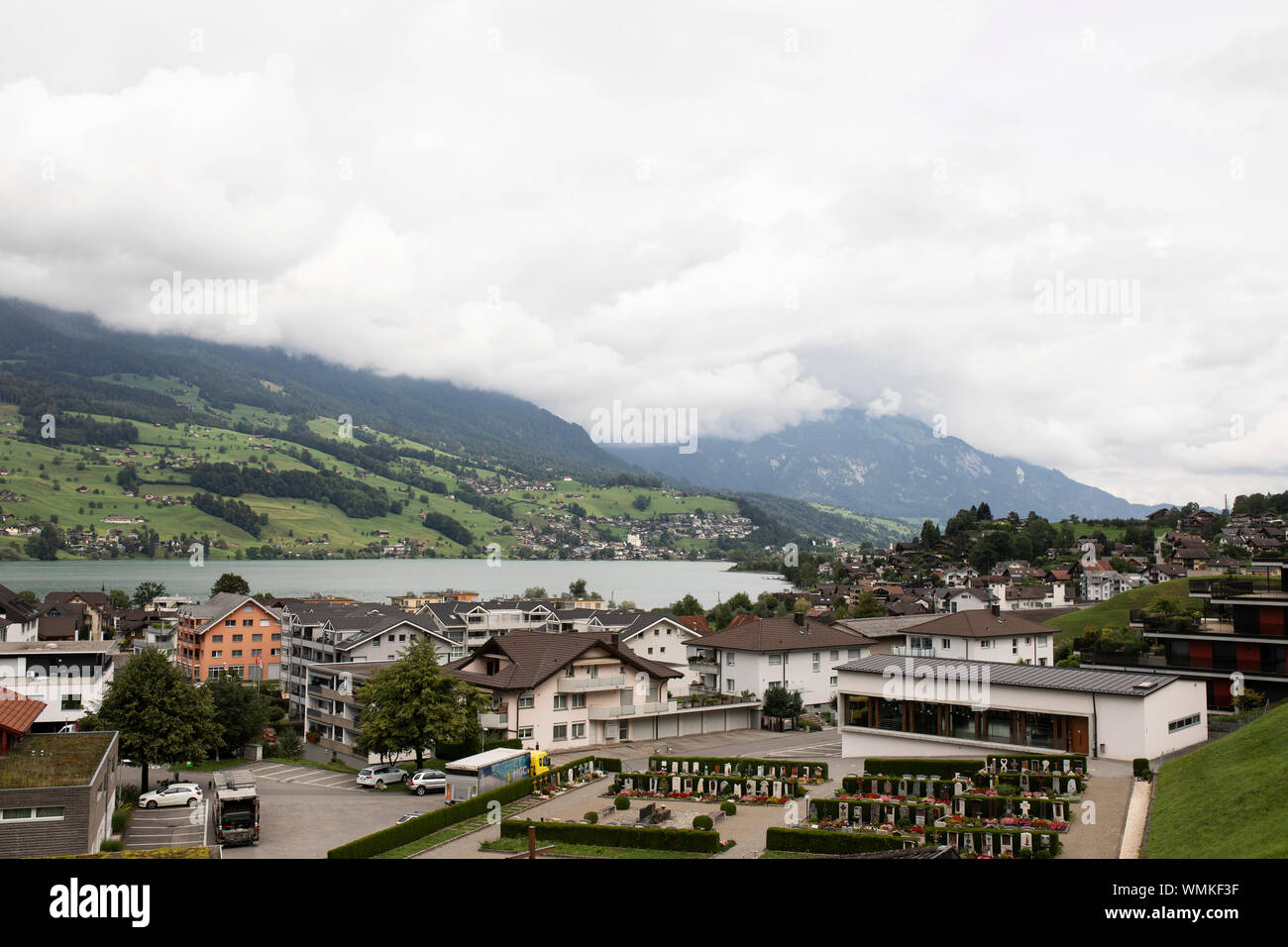Una vista sulla città di Sachseln, il Sarnersee (Lago Sarnen) e le montagne nel cantone di Obvaldo in Svizzera. Foto Stock