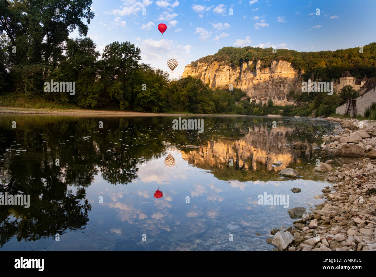 Roque-Gageac, Dordogne, Francia. I palloni ad aria calda al mattino presto galleggiare sopra il tufo e il fiume Dordogna Foto Stock
