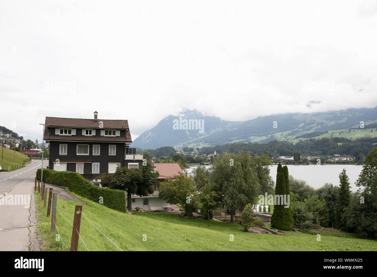 Una casa lungo il lago Sarnen (Sarnersee) nella città di Sarnen nel cantone di Obvaldo in Svizzera. Foto Stock
