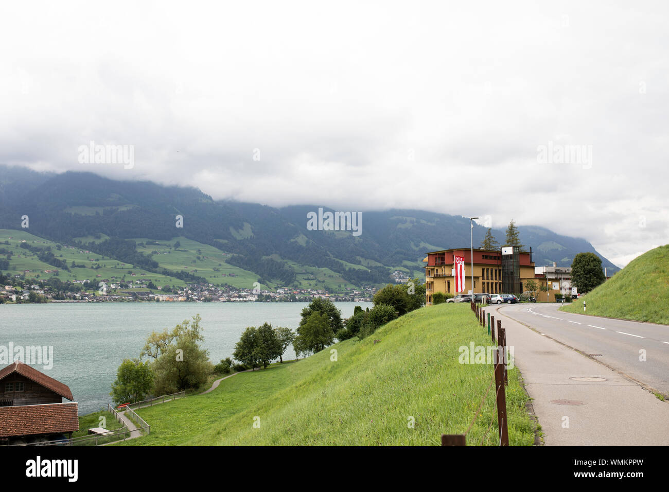 L'Hotel Kurhaus am Sarnersee si trova ai margini del Lago di Sarnen, nella città di Sarnen, nel cantone di Obvaldo, in Svizzera. Foto Stock