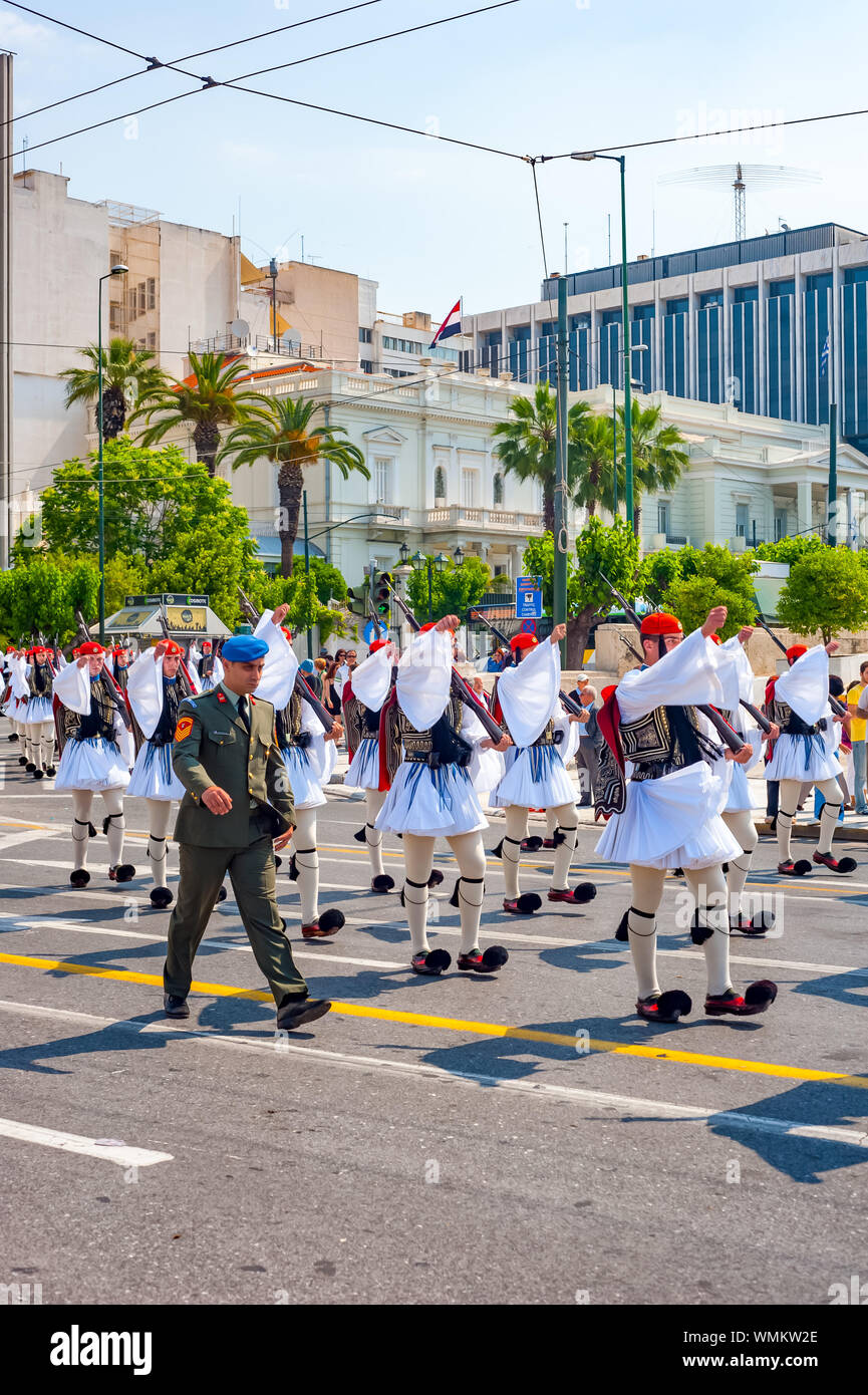 Sfilata di soldati in piazza Syntagma, Atene Grecia Foto Stock