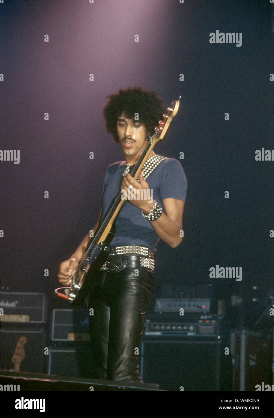 Phil Lynott dei Thin Lizzy sul palco al Palladium di New York City, Ottobre 1977 Foto Stock