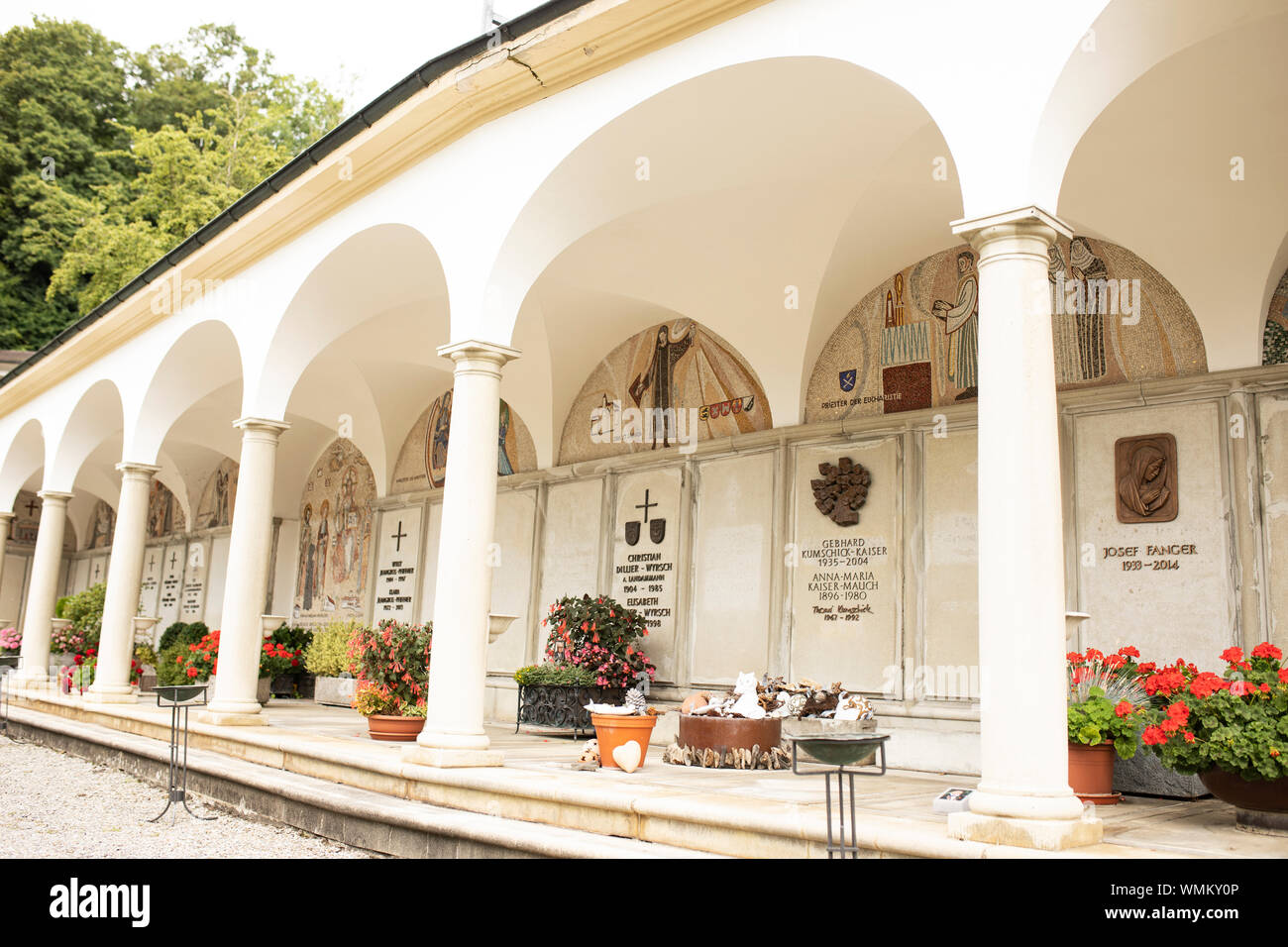 Il chiostro e la cripta della chiesa cattolica di San Pietro e Paolo nella città di Sarnen nel cantone di Obvaldo in Svizzera Foto Stock