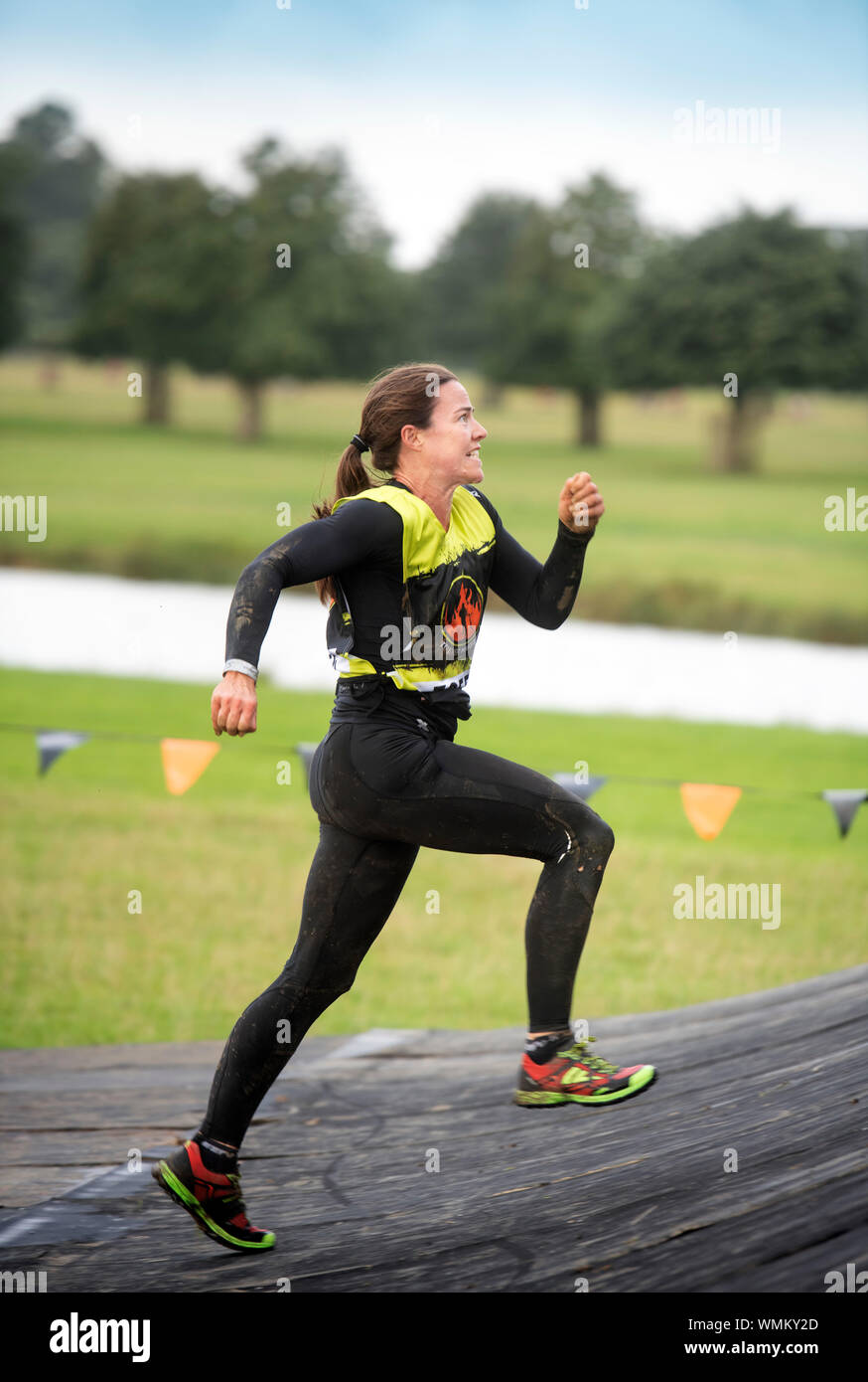 Un concorrente si avvicina al 'Everest' ostacolo al duro Mudder endurance evento nel Parco di Badminton, GLOUCESTERSHIRE REGNO UNITO Foto Stock