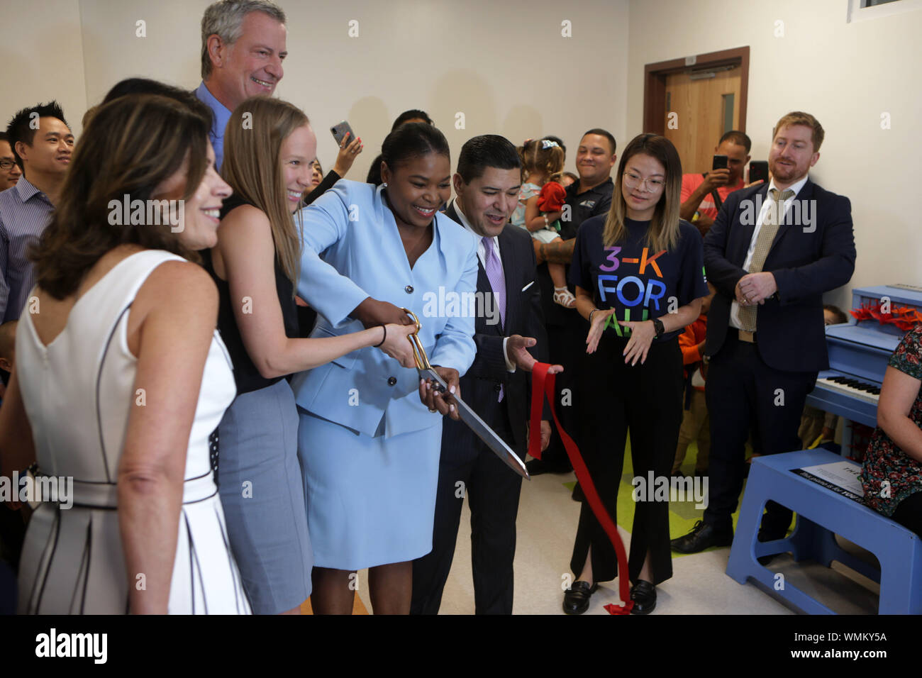 La Staten Island, New York, Stati Uniti d'America. 5 Sep, 2019. Sindaco di New York City Bill De Blasio e New York City Scuola del Cancelliere Richard Carranza e altri studenti di benvenuto al taglio del nastro la cerimonia di 3-K per tutti i detenuti presso il Richmond Pre-K Center il 5 settembre 2019 a Staten Island in New York City. Credito: Mpi43/media/punzone Alamy Live News Foto Stock