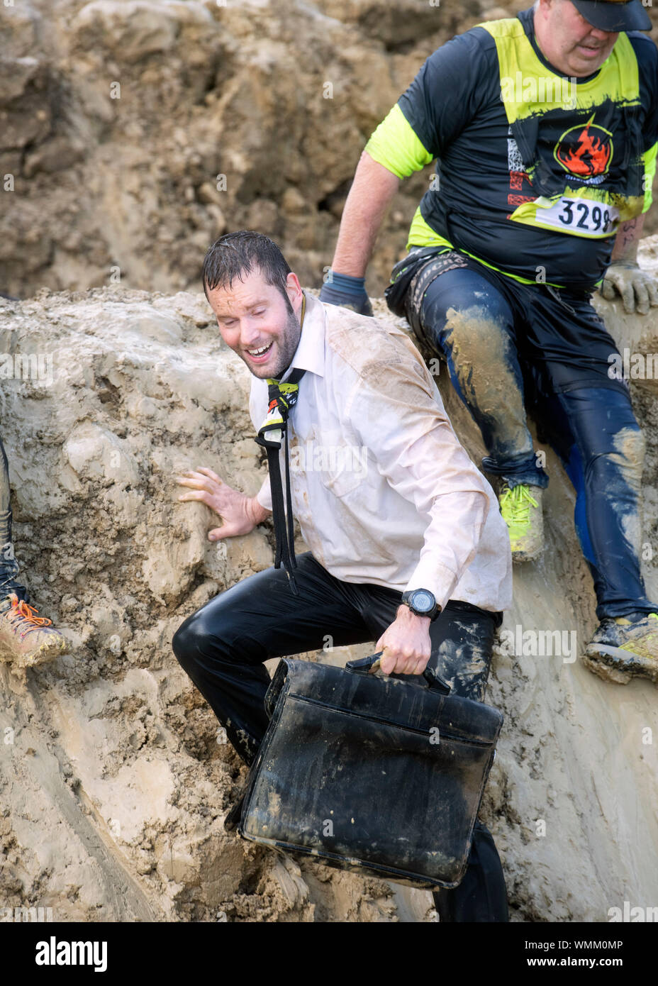 I concorrenti di negoziare il 'Mud Mile' ostacolo al duro Mudder endurance evento nel Parco di Badminton, GLOUCESTERSHIRE REGNO UNITO Foto Stock