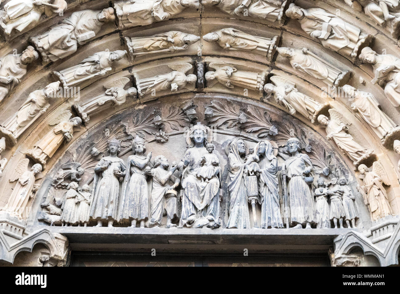 Trier, Germania. La scultura rappresentazione della Vergine Maria Madre di Gesù nel timpano della chiesa di Nostra Signora (Liebfrauenkirche) Foto Stock