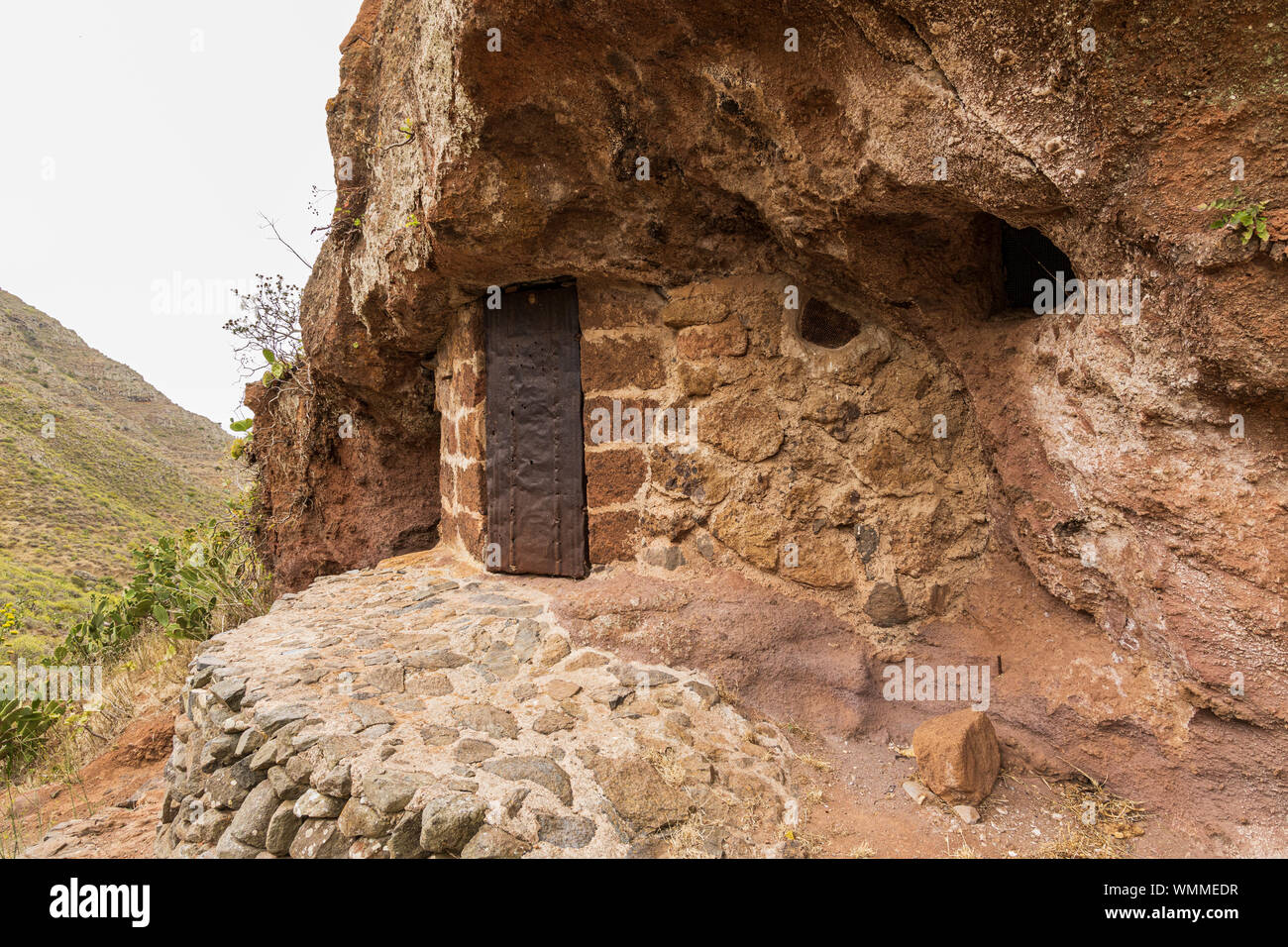 Grotta Antica dimora con metallo arrugginito porta, spazio di archiviazione a barranco seco, Anaga, Tenerife, Isole Canarie, Spagna Foto Stock