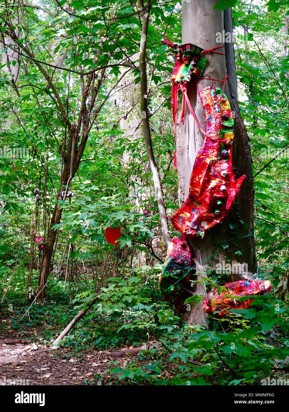 Colorate e luminose di arte per i ragazzi nella foresta sull isola di Nancy come parte del ventiduesimo Sculture en L'Île mostra, Andrésy, Francia Foto Stock