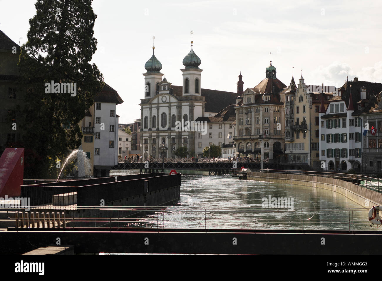 Guardando verso la chiesa gesuita dalla diga sul fiume Reuss a Lucerna, Svizzera. Foto Stock