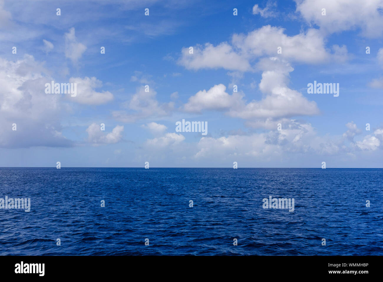 Vista la calma di un oceano aperto orizzonte sul Mare dei Caraibi, al largo della costa di Barbados Foto Stock