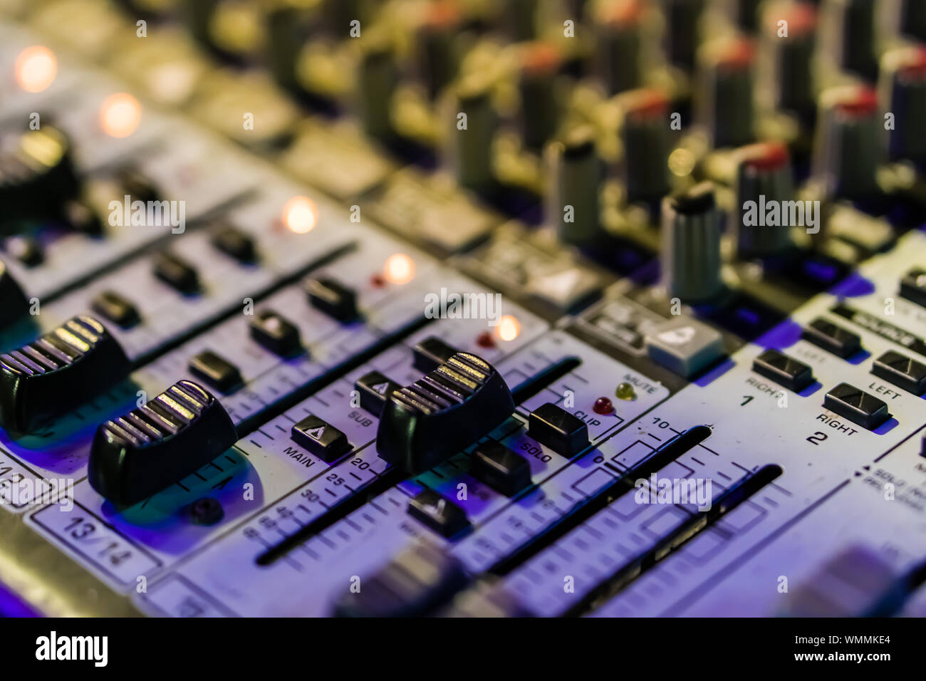 Messa a fuoco selettiva su manopole di suono elettronico mixer in primo  piano della parte esterna della musica Foto stock - Alamy