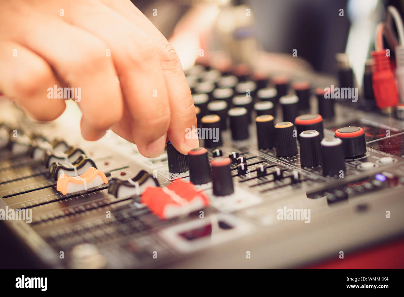 La mano sulle manopole di regolazione su un Professional mixer audio per il  mixer audio di controllo. Messa a fuoco selettiva Foto stock - Alamy