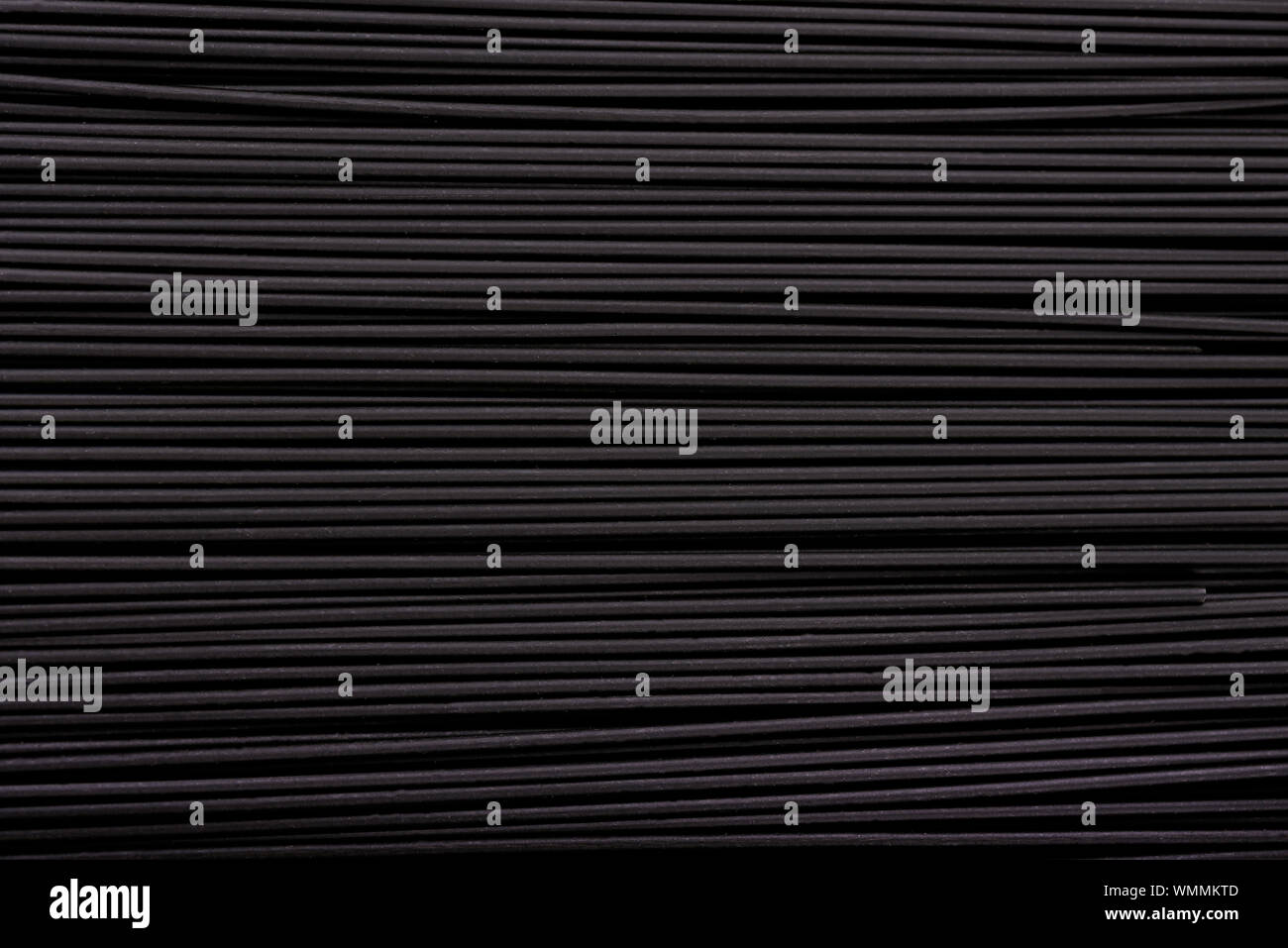 Pasta nera dello sfondo. Gli spaghetti al nero di seppia, sfondo. Pasta con il nero di seppia di inchiostro. Foto Stock