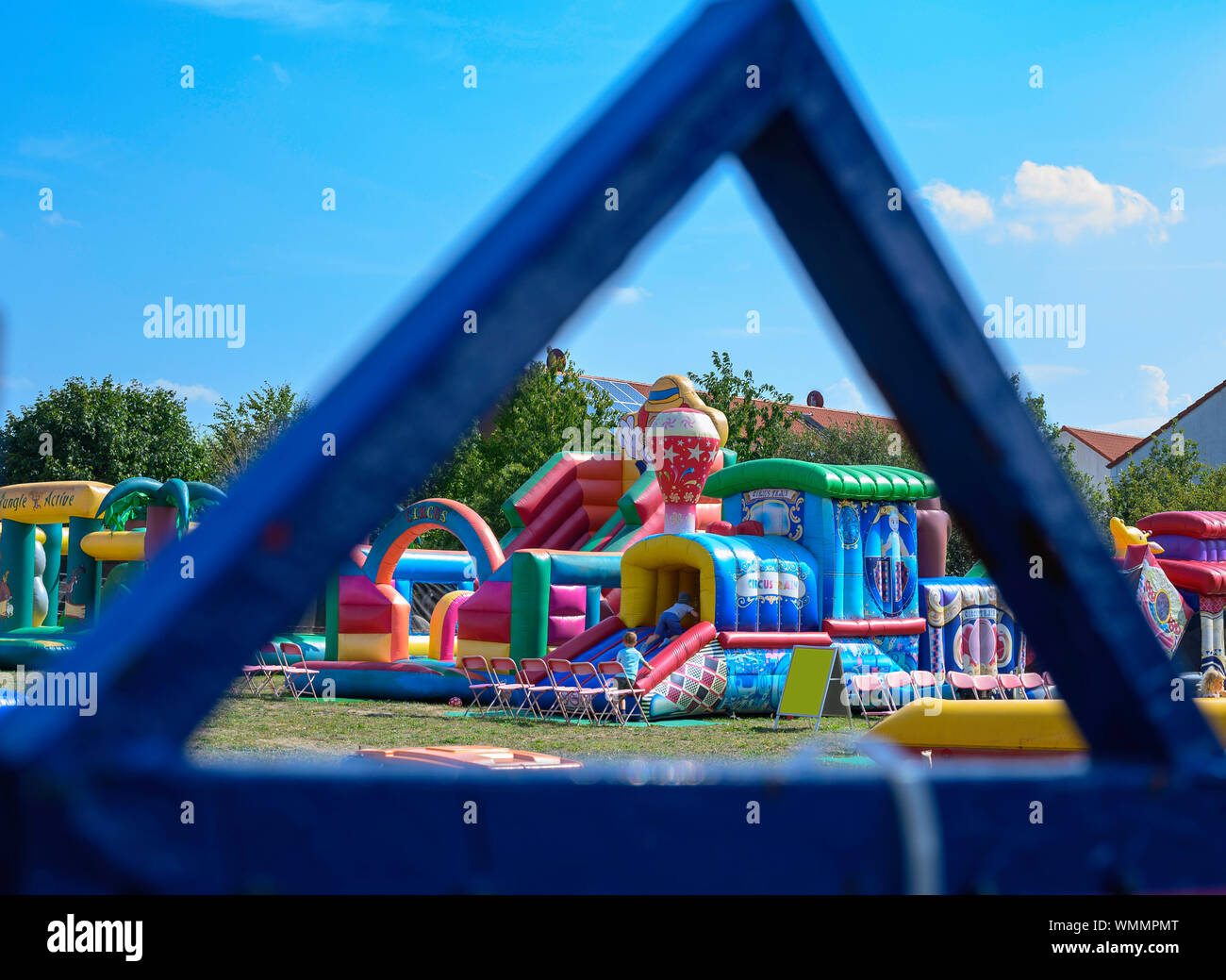 Grossziethen, Germania - 1 Settembre 2019: parco giochi con castelli gonfiabili su un prato a romp per bambini nella campagna di Berlino. Foto Stock