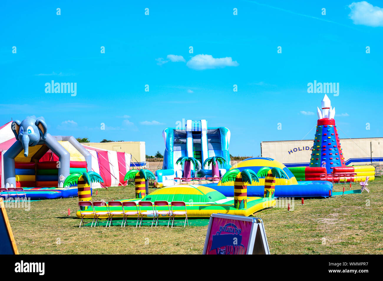 Grossziethen, Germania - 1 Settembre 2019: parco giochi con castelli gonfiabili su un prato a romp per bambini nella campagna di Berlino. Foto Stock