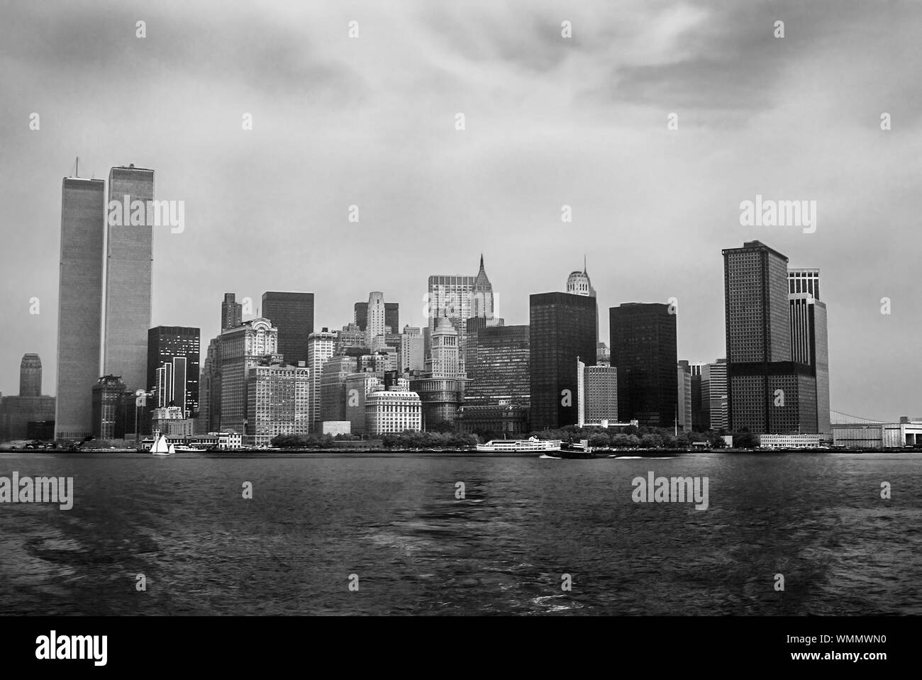 Le Torri Gemelle di New York. Archiviazione e paesaggio urbano storico della skyline di New York dal fiume Hudson con il World Trade Center. La parte inferiore di Manhattan a New York, Regno Foto Stock