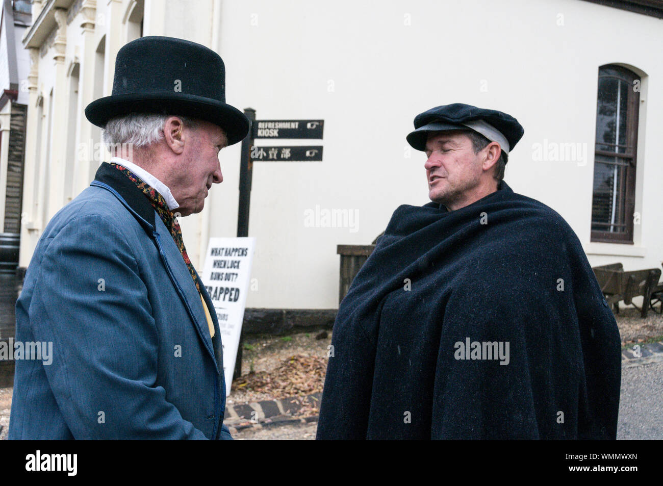 Il tempo di recupero per una chat sono due uomini vestiti nel XVIII secolo abbigliamento ( un funzionario di polizia e la città di gentleman) in via principale al Sovereign Hill o Foto Stock