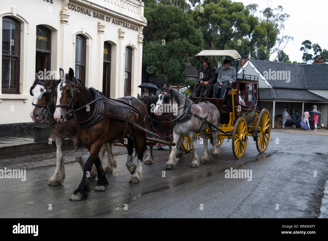 Una tappa pullman che trasportano i turisti arriva in via principale al Sovereign Hill open-air-museo nel sobborgo di Ballarat nello stato di Victoria in Foto Stock