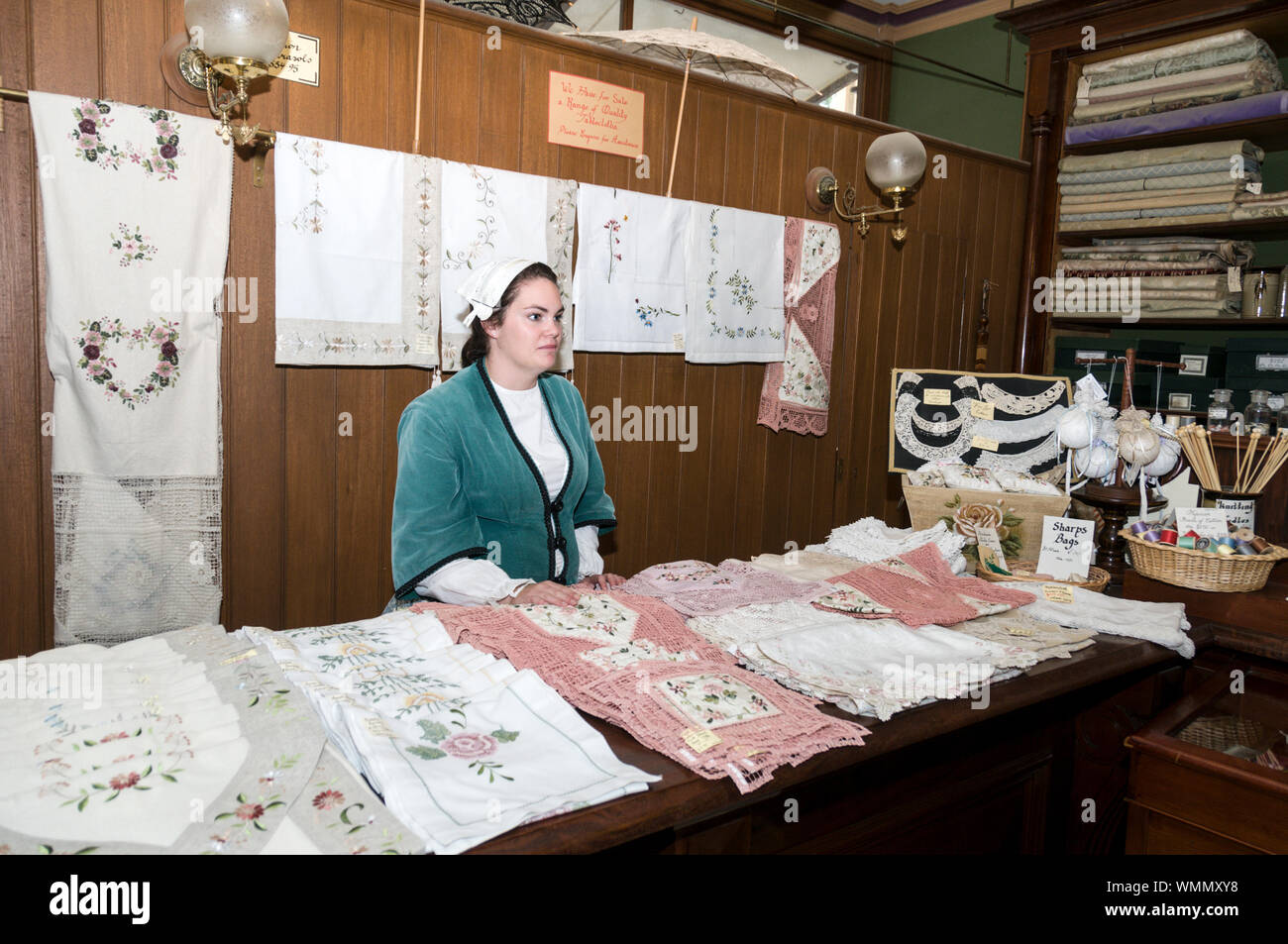 Un edificio del xviii secolo scena di un negozio di lavoro di assistente in un negozio di Pizzo in via principale al Sovereign Hill open-air museum nel sobborgo di Ballarat in Foto Stock