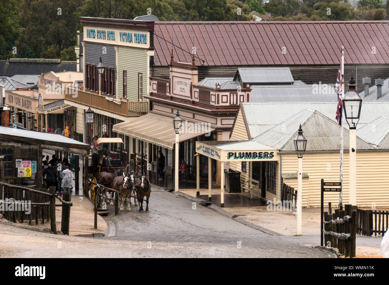 Un diligenze arriva in via principale al Sovereign Hill open-air-museo nel sobborgo di Ballarat nello stato di Victoria in Australia il mu Foto Stock