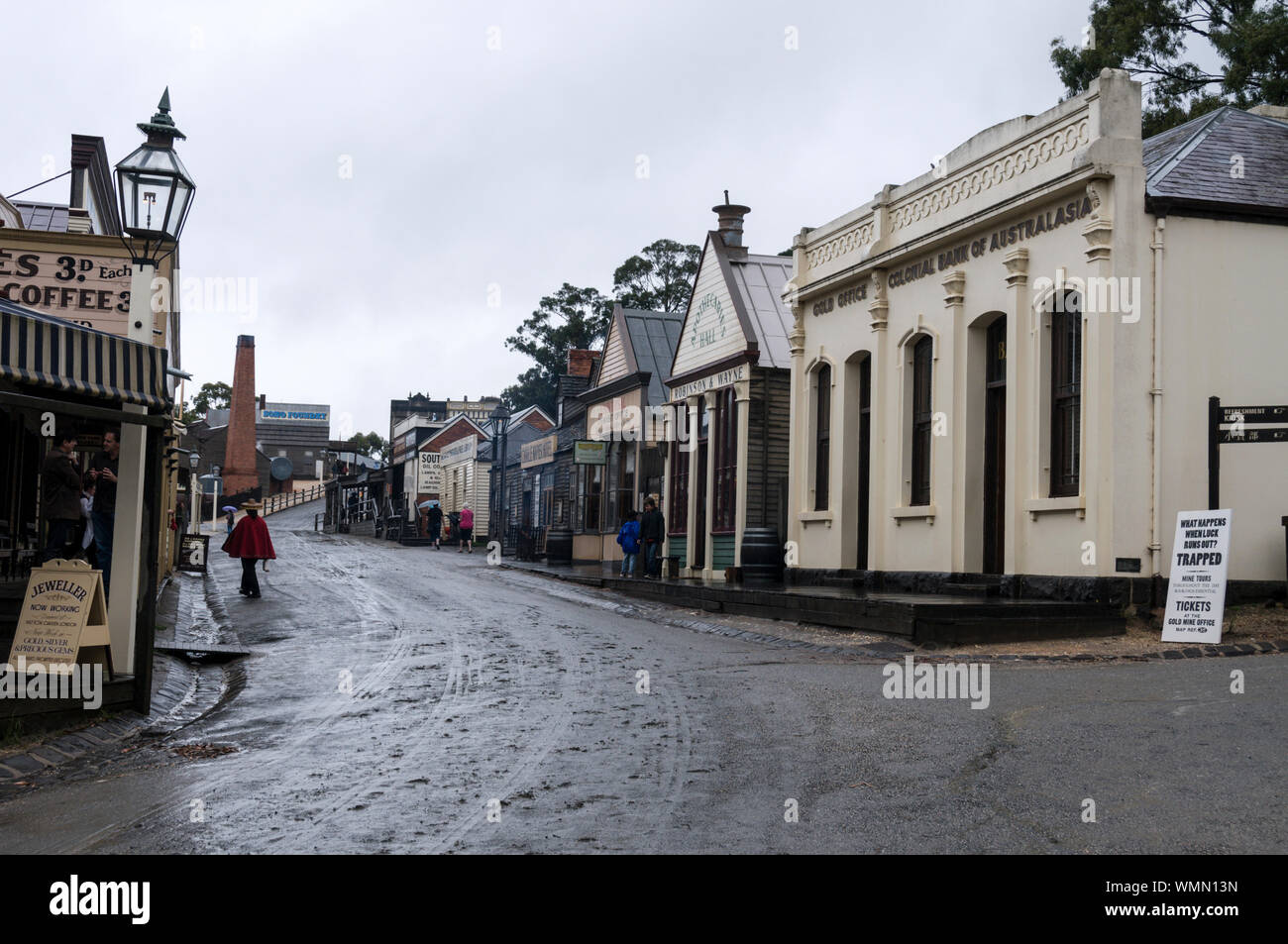 Strada principale con il suo vecchio stile vittoriano degli edifici in legno costituito da una varietà di piccoli negozi, bar, hotel e music hall al Sovereign Hill open-air-m Foto Stock