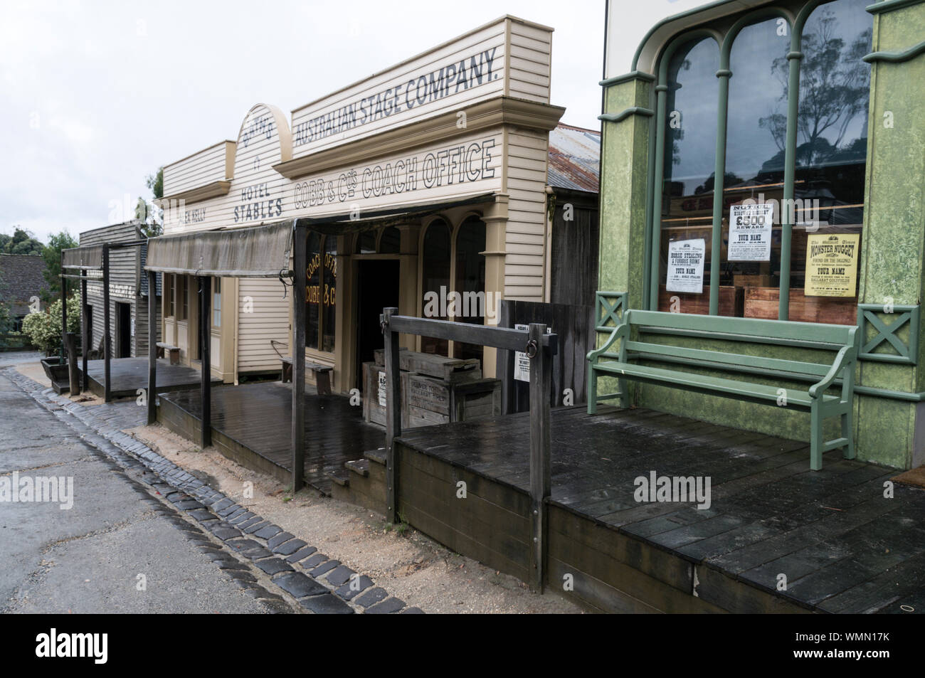 Strada principale con il suo vecchio stile vittoriano degli edifici in legno costituito da una varietà di piccoli negozi, bar, hotel e music hall al Sovereign Hill open-air-m Foto Stock