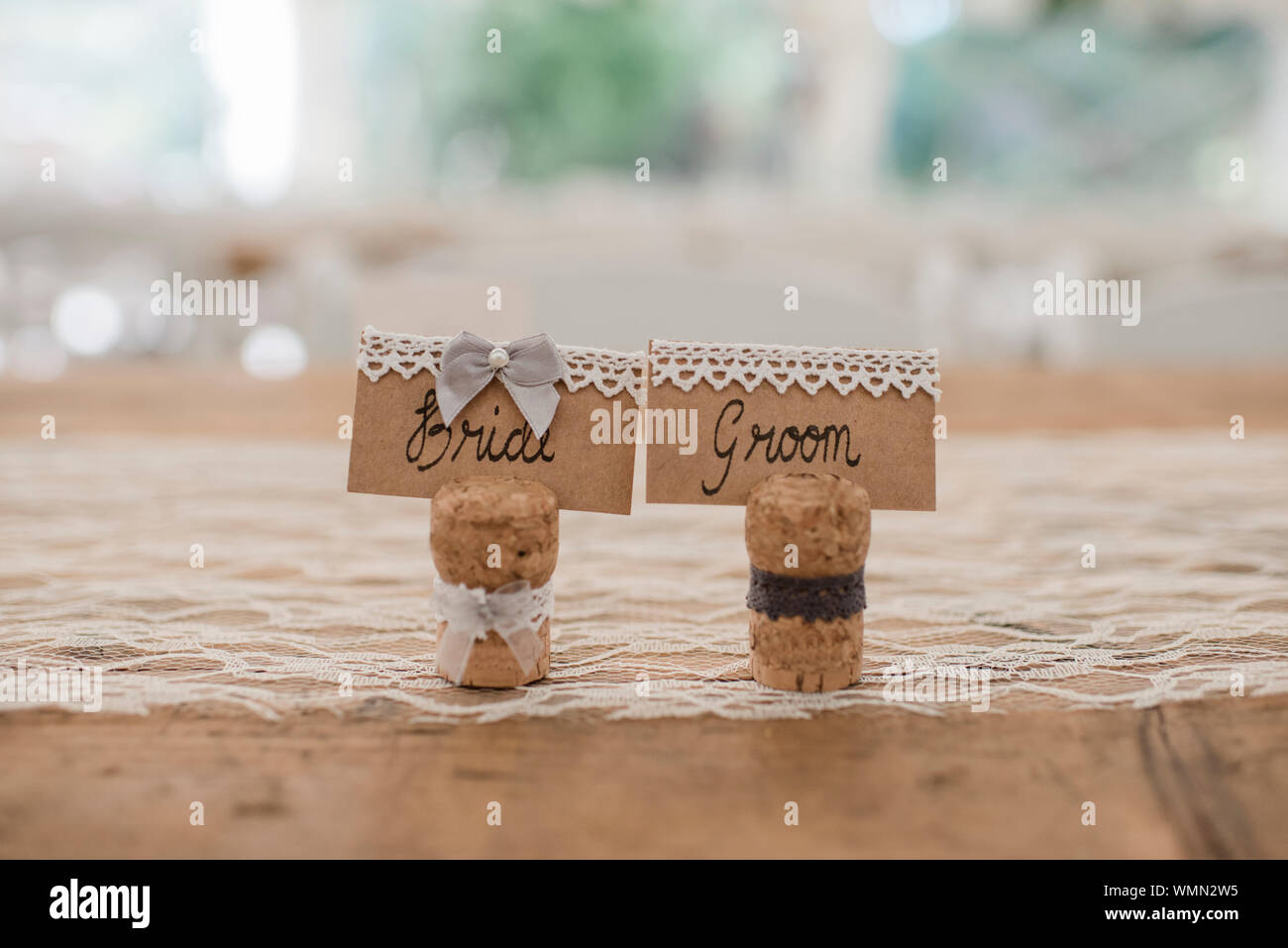 Sposa e lo sposo nomi di luogo su un tavolo il giorno delle nozze Foto Stock
