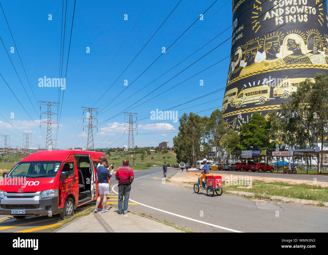 City Sightseeing Soweto tour minibus di fronte all'Orlando torri, Soweto, Johannesburg, Sud Africa Foto Stock