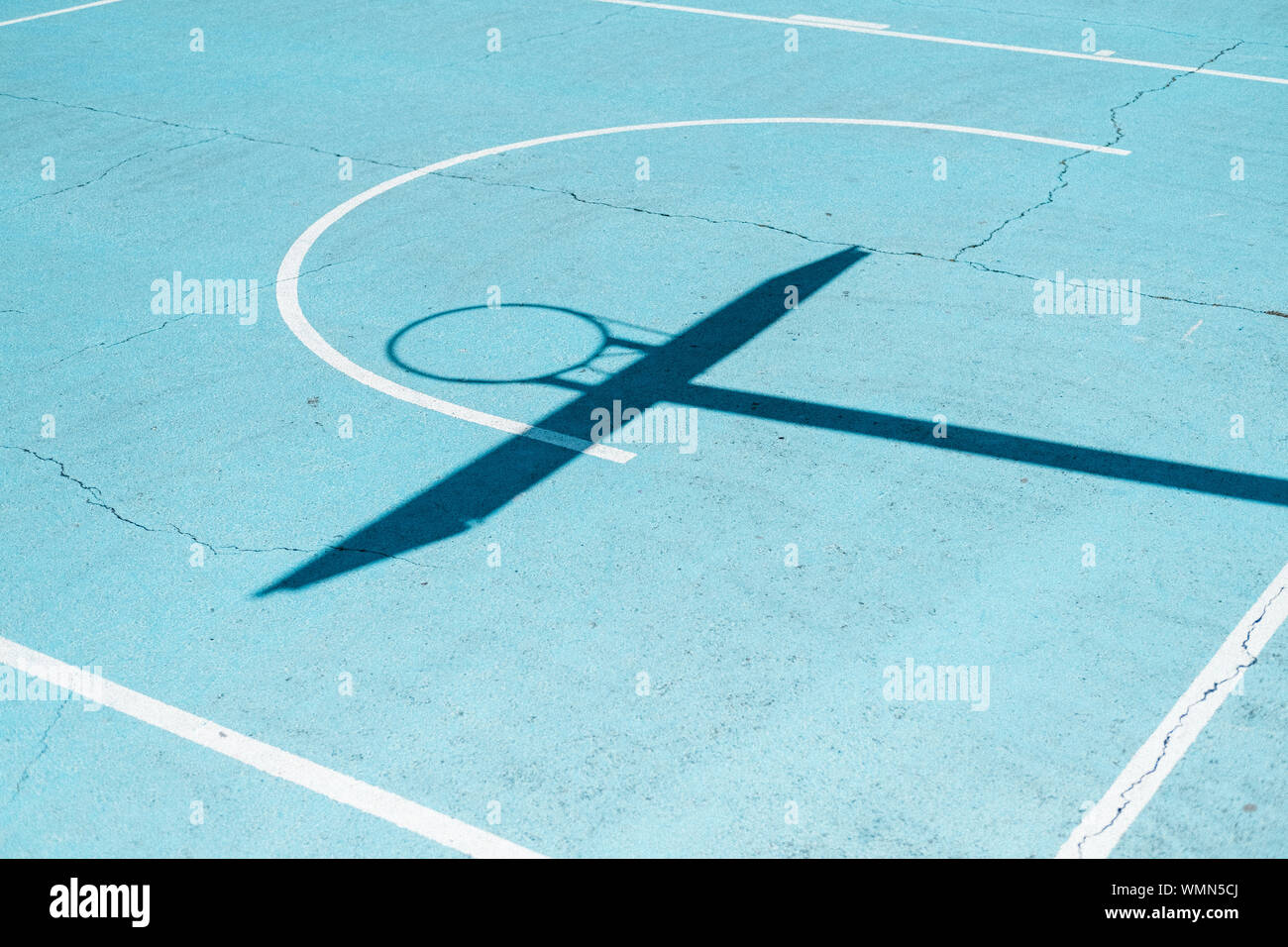Ombra di Basketball hoop sulla corte colorate Foto Stock