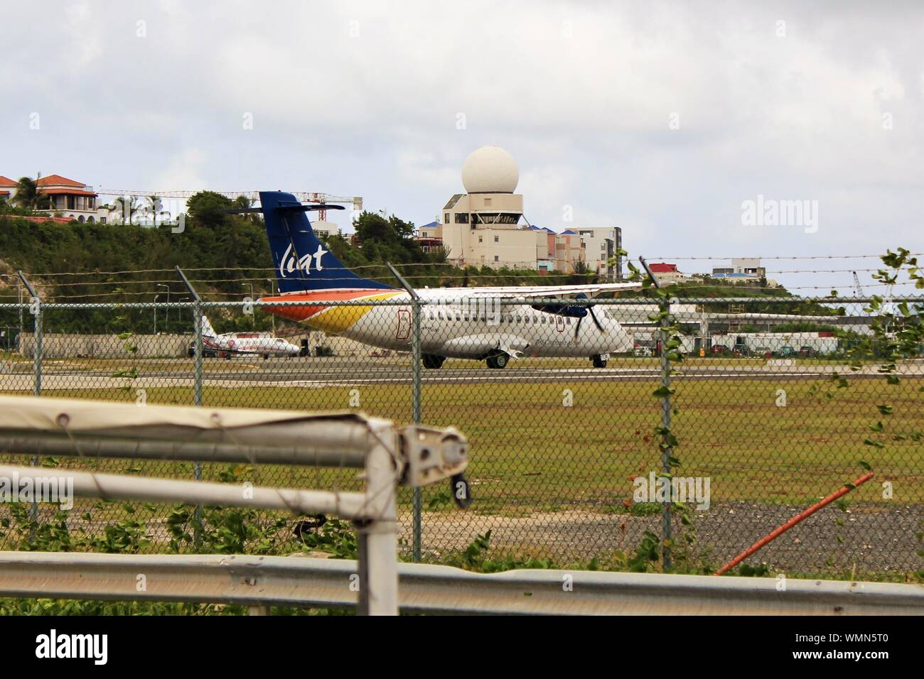 Princess Juliana International Airport, Sint Maarten - 19 agosto 2019: Un Liat Airlines linee aeromobili fino sulla pista che si prepara a prendere il largo. Foto Stock