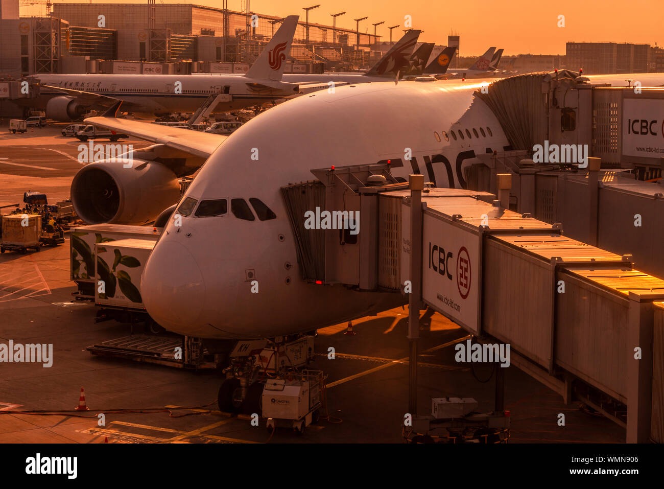 Primo piano vista verticale di un Emirates Airbus A380 all'Aeroporto Internazionale di Francoforte, Germania. Foto Stock